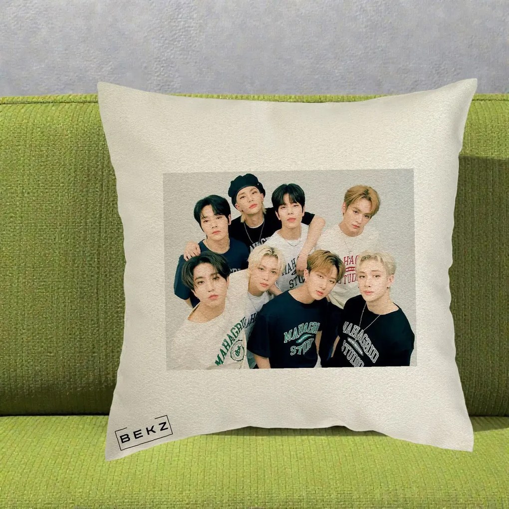 Perna Personalizata K-pop Stray Kids Foto Grup Text, 40x40 cm, Ecru, Husa Detasabila, Perna Inclusa, BEKZ®