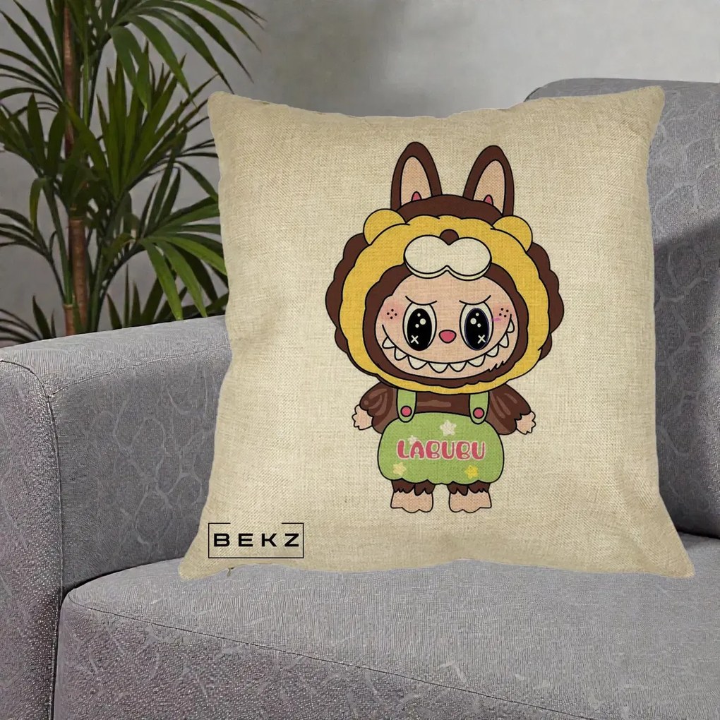 Perna Personalizata Labubu Leu Galben cu Salopeta, 40x40 cm, Crem, Husa Detasabila, Perna Inclusa, BEKZ®