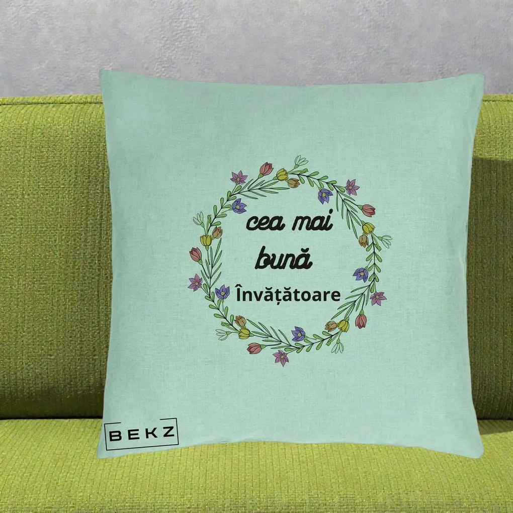 Cadou pentru Invatatoare - Perna Personalizata Cea mai Buna Invatatore cu Coronita Florala Colorata, 40x40 cm, Verde Menta, Husa Detasabila, Perna Inclusa, BEKZ®