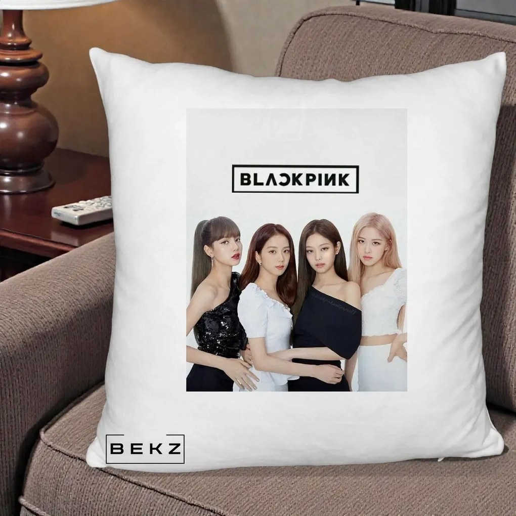 Perna Personalizata K-pop BLACKPINK Foto Grup-Negru, 40x40 cm, Alb Pufos, Husa Detasabila, Perna Inclusa, BEKZ®
