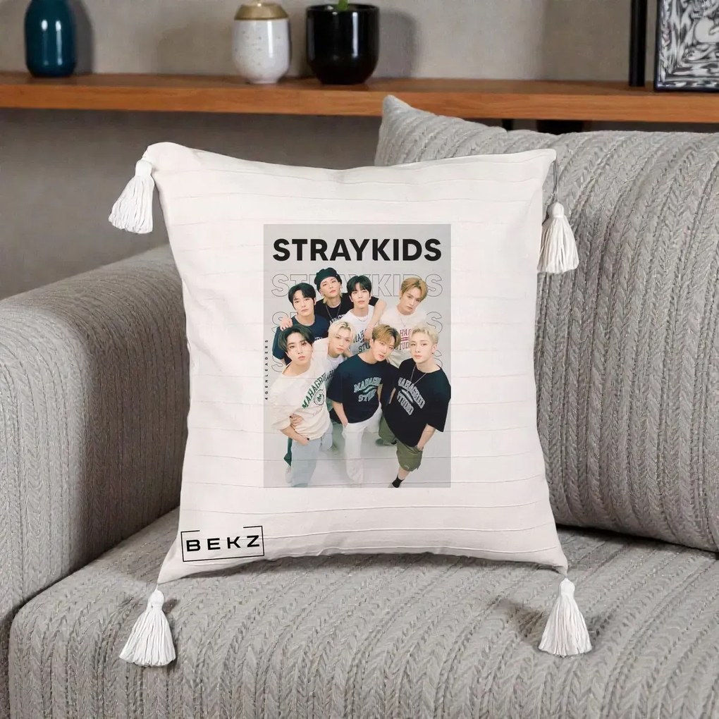 Perna Personalizata K-pop Stray Kids STRAYKIDS Alb-Negru cu Foto Grup, 40x40 cm, Bej cu Franjuri, Husa Detasabila, Perna Inclusa, BEKZ®