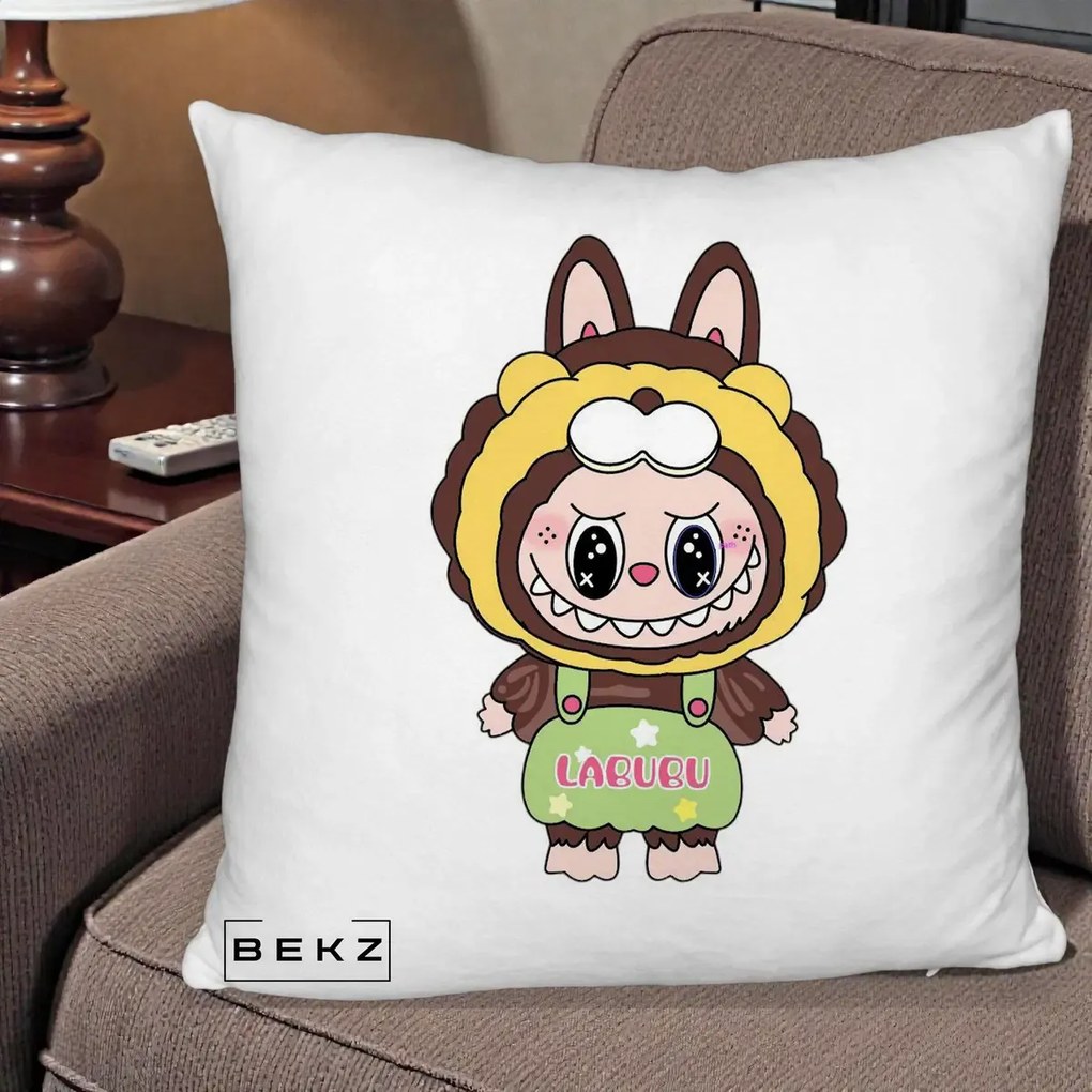 Perna Personalizata Labubu Leu Galben cu Salopeta, 40x40 cm, Alb Pufos, Husa Detasabila, Perna Inclusa, BEKZ®