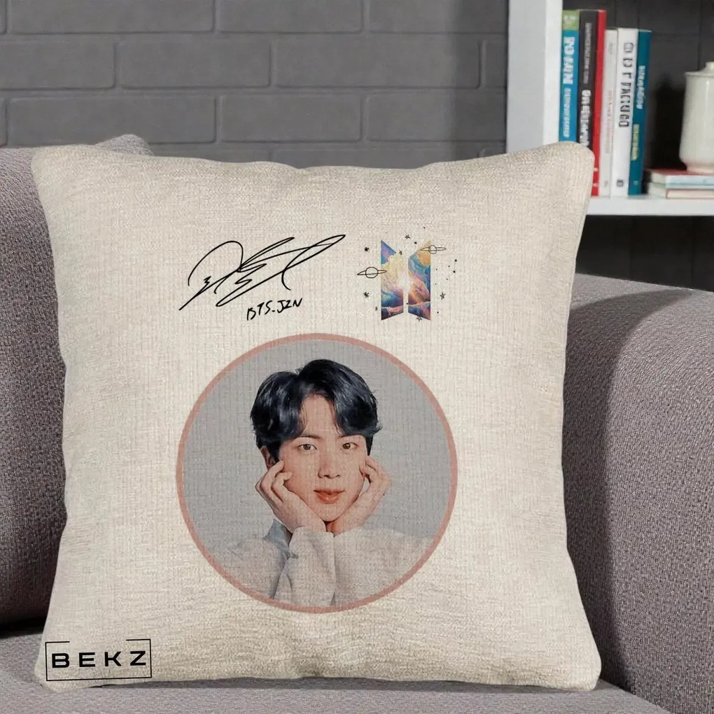Perna Personalizata K-pop BTS Jin Portret cu Autograf, 40x40 cm, Bej Canapea, Husa Detasabila, Perna Inclusa, BEKZ®