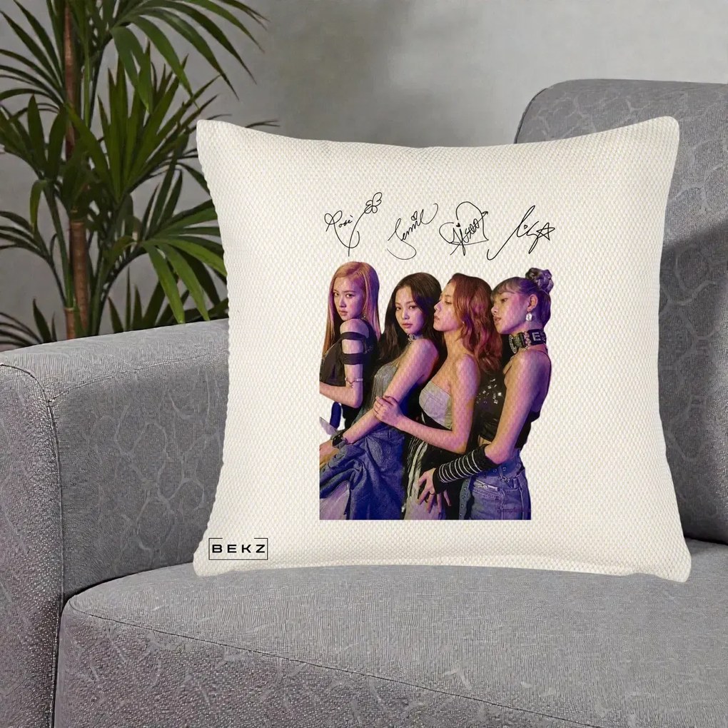 Perna Personalizata K-pop BLACKPINK Fotografie Grup Autografe Deasupra, 40x40 cm, Crem Reliefat, Husa Detasabila, Perna Inclusa, BEKZ®