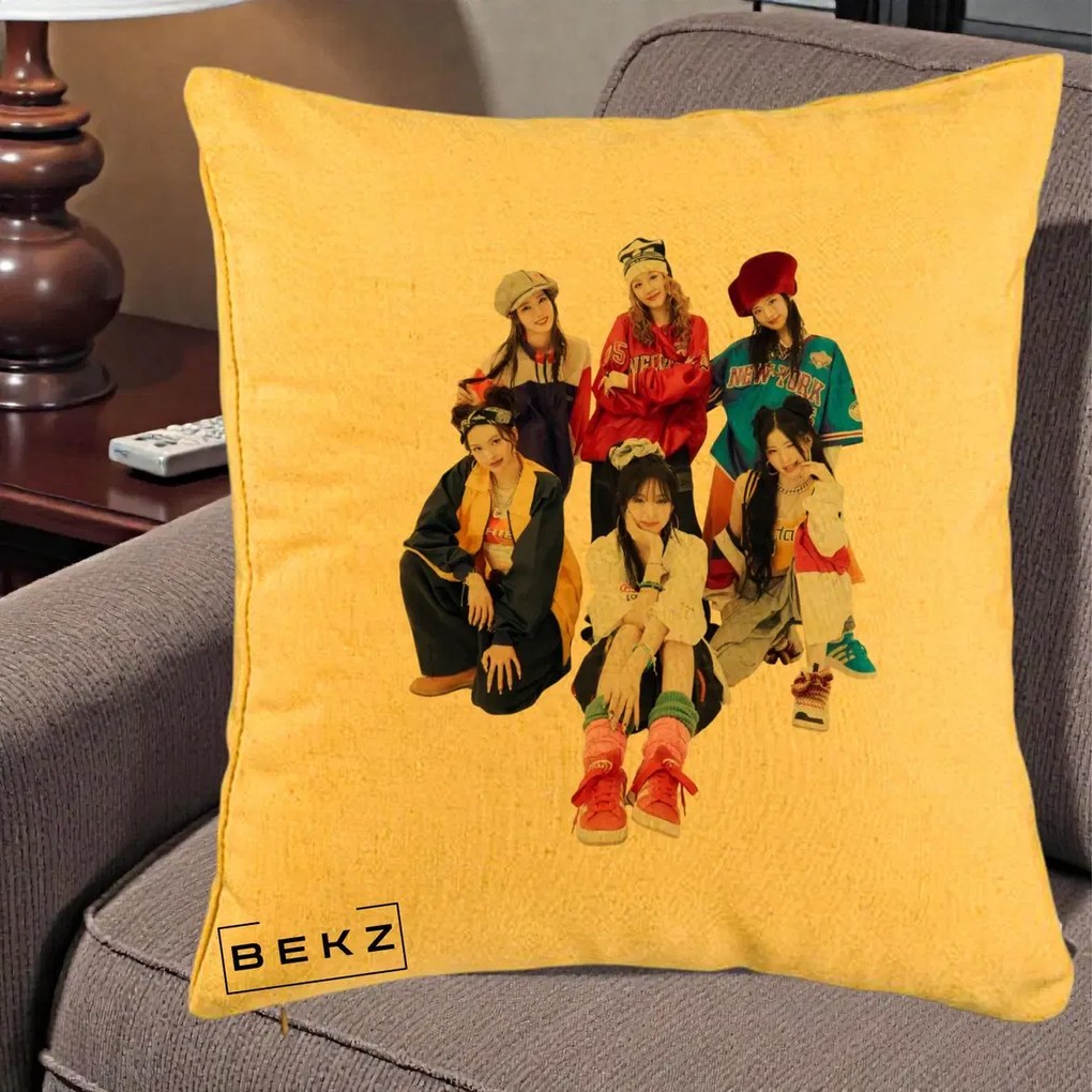 Perna Personalizata Grup K-pop Fete Streetwear Foto, 40x40 cm, Galben, Husa Detasabila, Perna Inclusa, BEKZ®