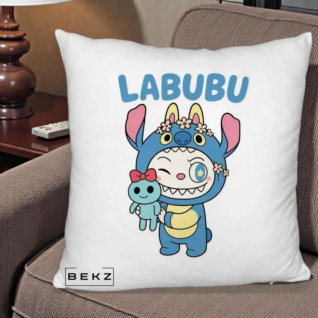 Perna Personalizata Labubu x Stitch cu Flori, 40x40 cm, Alb Pufos, Husa Detasabila, Perna Inclusa, BEKZ®