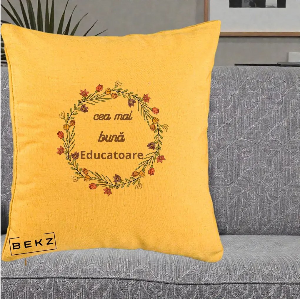 Perna personalizata educatoare: Cea mai buna educatoare, flori, 40x40 cm cu Umplutura, Galben, BEKZ