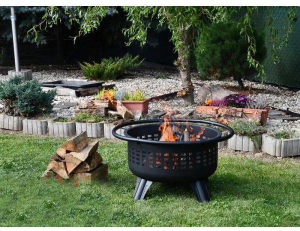 Vatră portabilă pe lemn cu grătar neagră