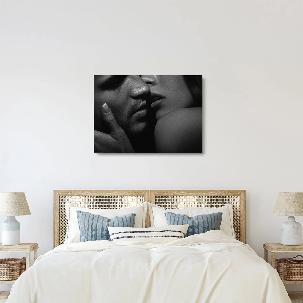 Tablou pe sticlă - Sărutul, fotografie alb-negru (70x50 cm)