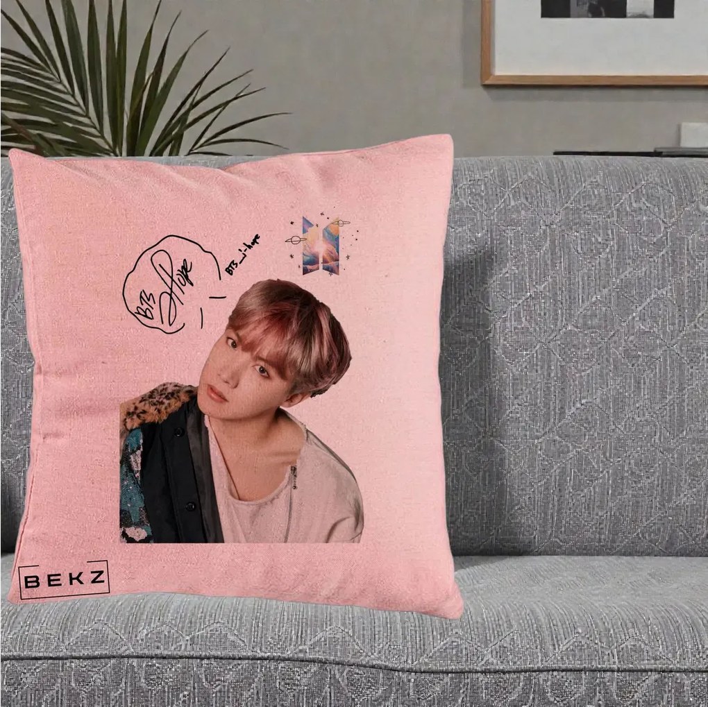 Perna Personalizata K-pop BTS J-Hope Par Roz Autograf, 40x40 cm, Roz, Husa Detasabila, Perna Inclusa, BEKZ®
