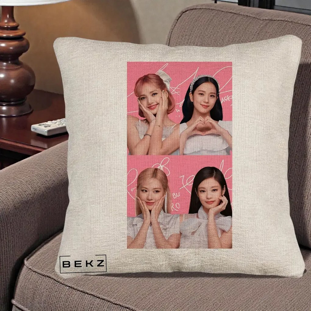 Perna Personalizata K-pop BLACKPINK Colaj Roz, 40x40 cm, Bej Canapea, Husa Detasabila, Perna Inclusa, BEKZ®