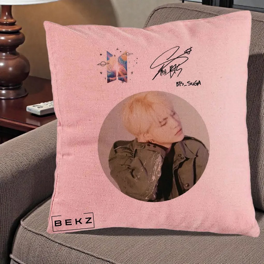 Perna Personalizata K-pop BTS Suga Portret cu Autograf, 40x40 cm, Roz, Husa Detasabila, Perna Inclusa, BEKZ®