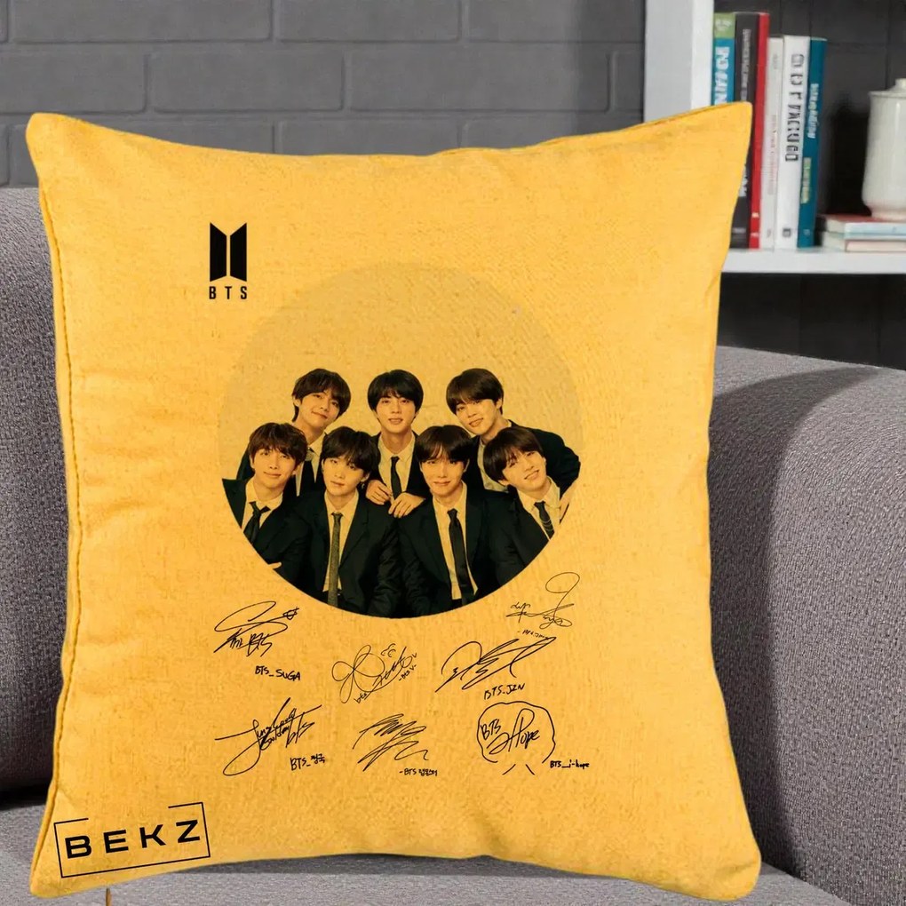 Perna Personalizata K-pop BTS Fotografie Grup Costum Negru si Autografe Cerc, 40x40 cm, Galben, Husa Detasabila, Perna Inclusa, BEKZ®