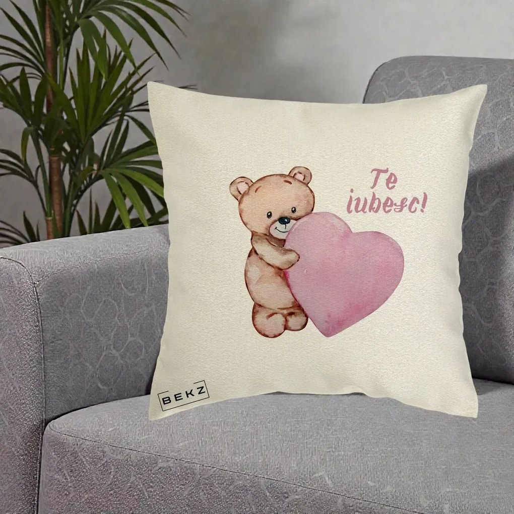 Cadou Romantic - Perna Personalizata Te Iubesc Ursulet cu Inima Roz Acuarela, 40x40 cm, Ecru, Husa Detasabila, Perna Inclusa, BEKZ®