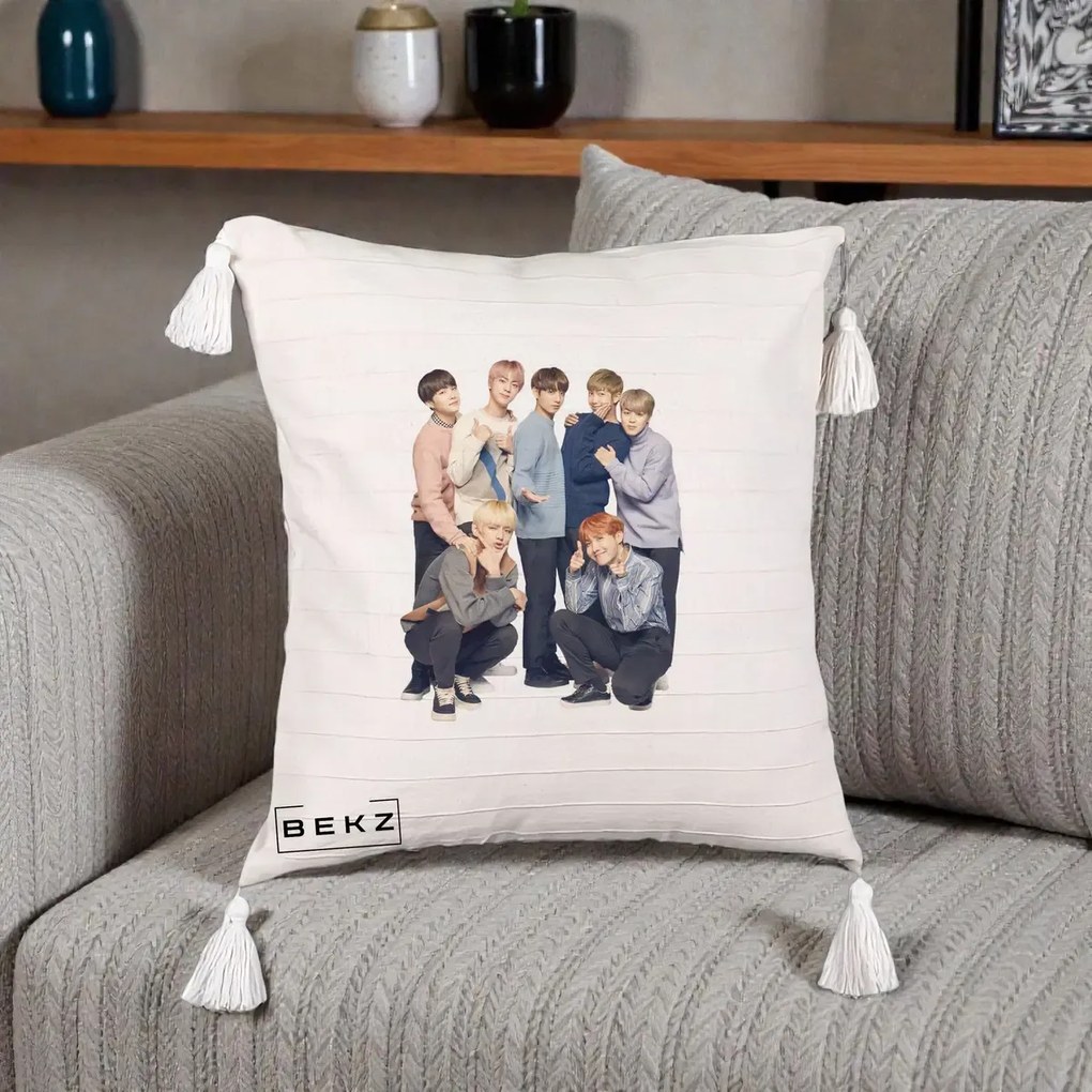Perna Personalizata K-pop BTS Foto Grup In Picioare Tricoturi, 40x40 cm, Bej cu Franjuri, Husa Detasabila, Perna Inclusa, BEKZ®