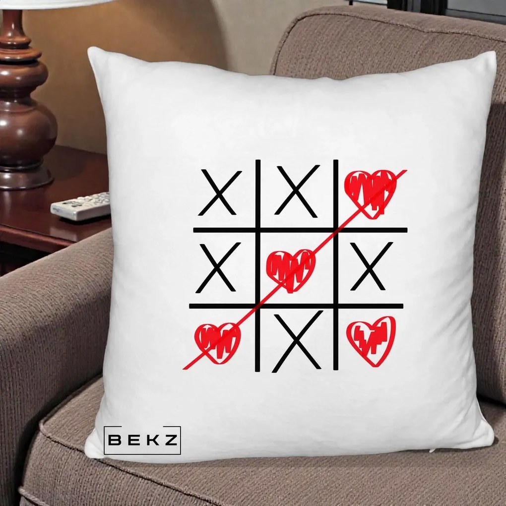 Cadou Romantic - Perna Personalizata Love Joc X si Inima cu Castigator Iubire, 40x40 cm, Alb Pufos, Husa Detasabila, Perna Inclusa, BEKZ®