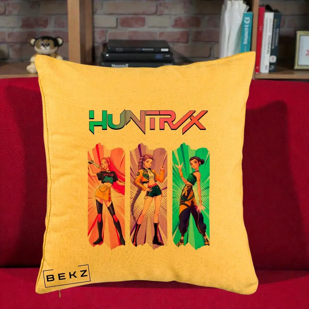 Perna Personalizata K-pop HUNTRX Trio cu Pisica in Benzi, 40x40 cm, Galben, Husa Detasabila, Perna Inclusa, BEKZ®
