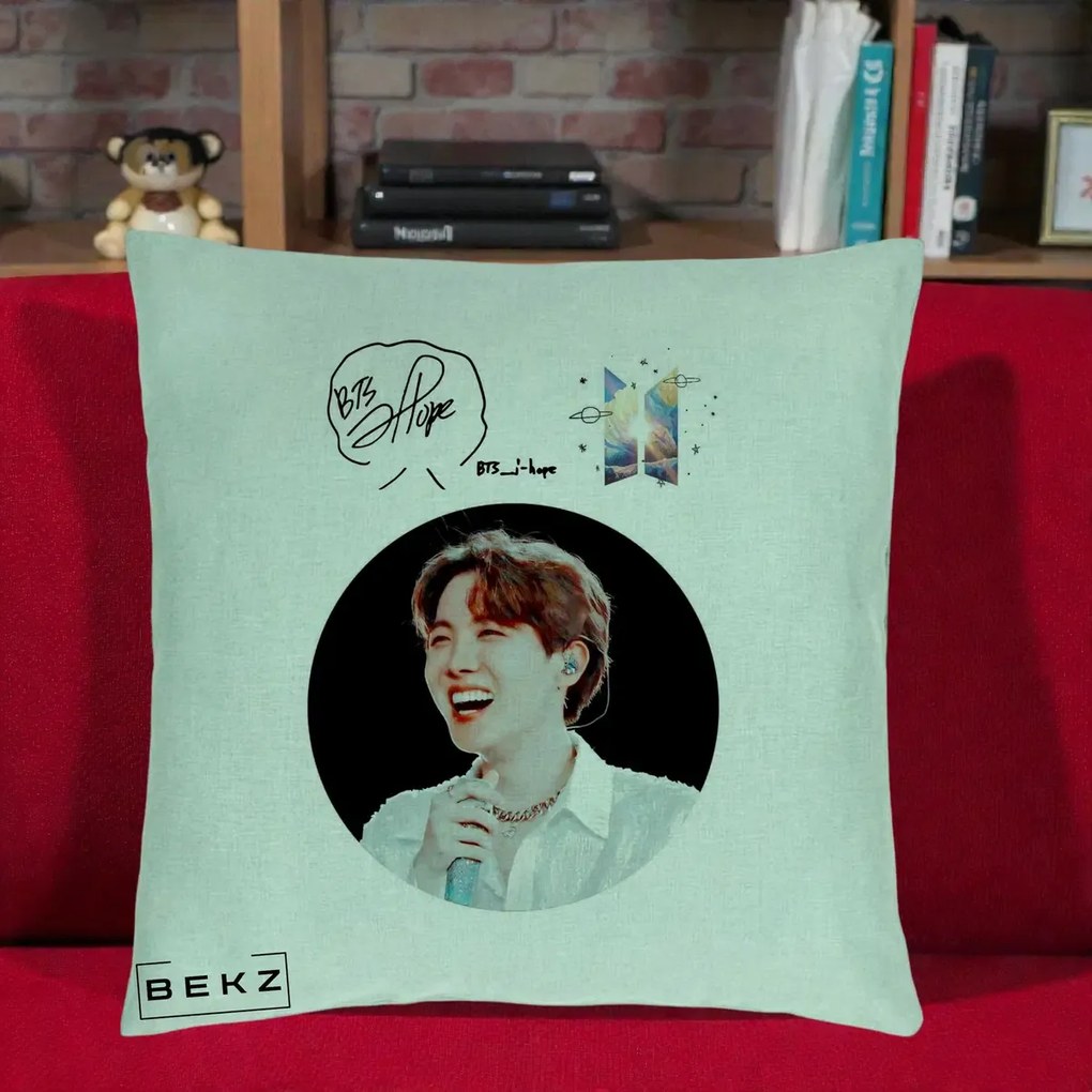 Perna Personalizata K-pop BTS J-Hope Portret cu Autograf, 40x40 cm, Verde Menta, Husa Detasabila, Perna Inclusa, BEKZ®