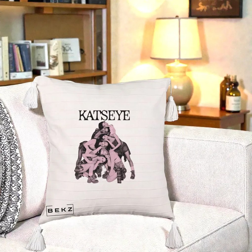 Perna Personalizata K-pop KATSEYE Foto Roz Vintage, 40x40 cm, Bej cu Franjuri, Husa Detasabila, Perna Inclusa, BEKZ®