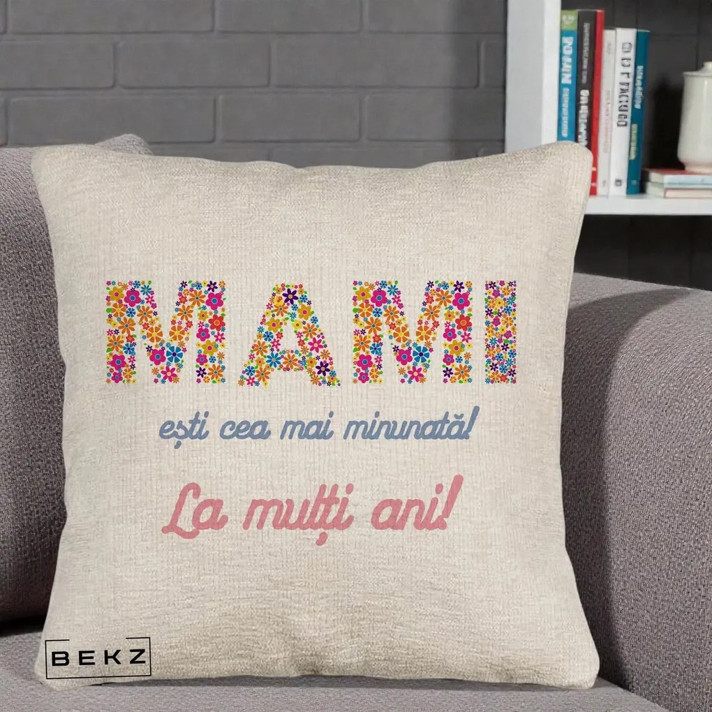 Cadou pentru Mama - Perna Personalizata Mami Esti Cea mai Minunata La Multi Ani cu Litere Florale, 40x40 cm, Bej Canapea, Husa Detasabila, Perna Inclusa, BEKZ®