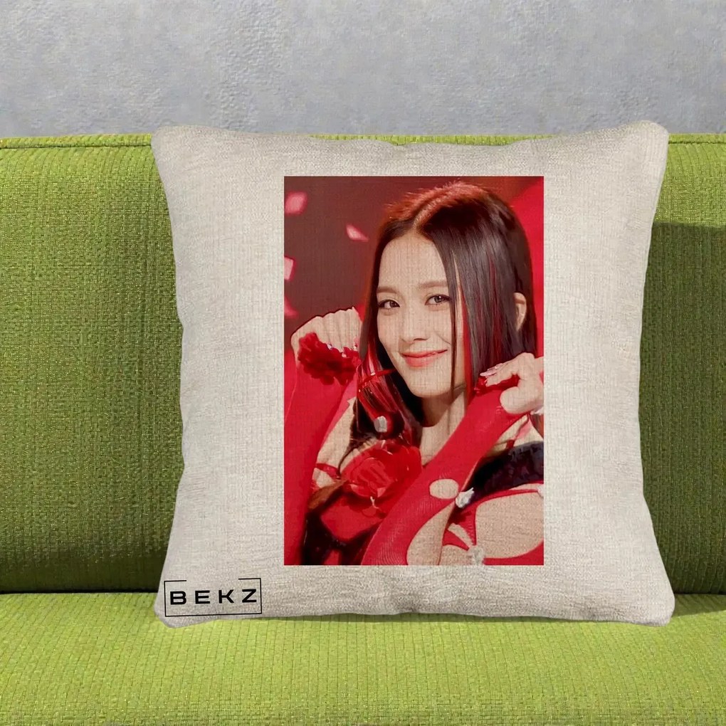Perna Personalizata K-pop BLACKPINK Jisoo Rosu, 40x40 cm, Bej Canapea, Husa Detasabila, Perna Inclusa, BEKZ®