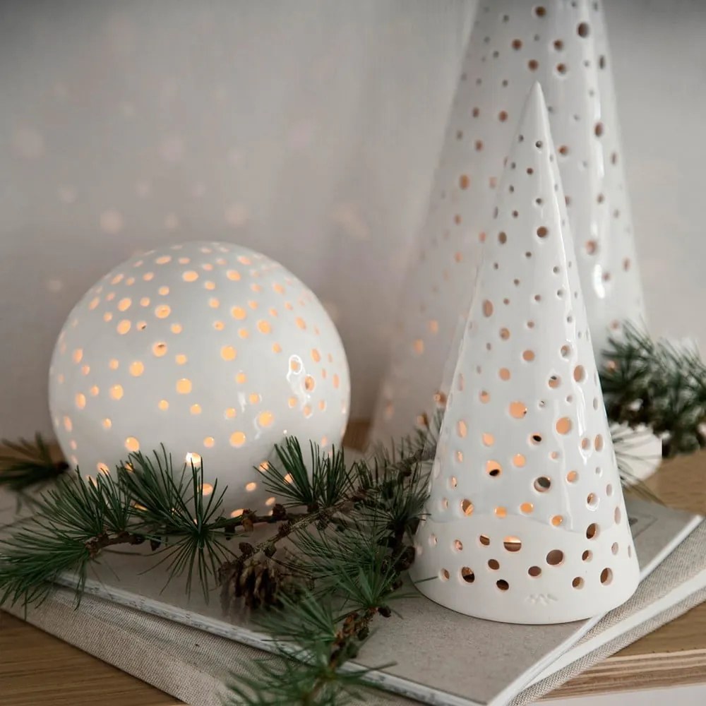 Sfeșnic din porțelan chinezesc pentru Crăciun Kähler Design Nobili, înălțime 19 cm, alb