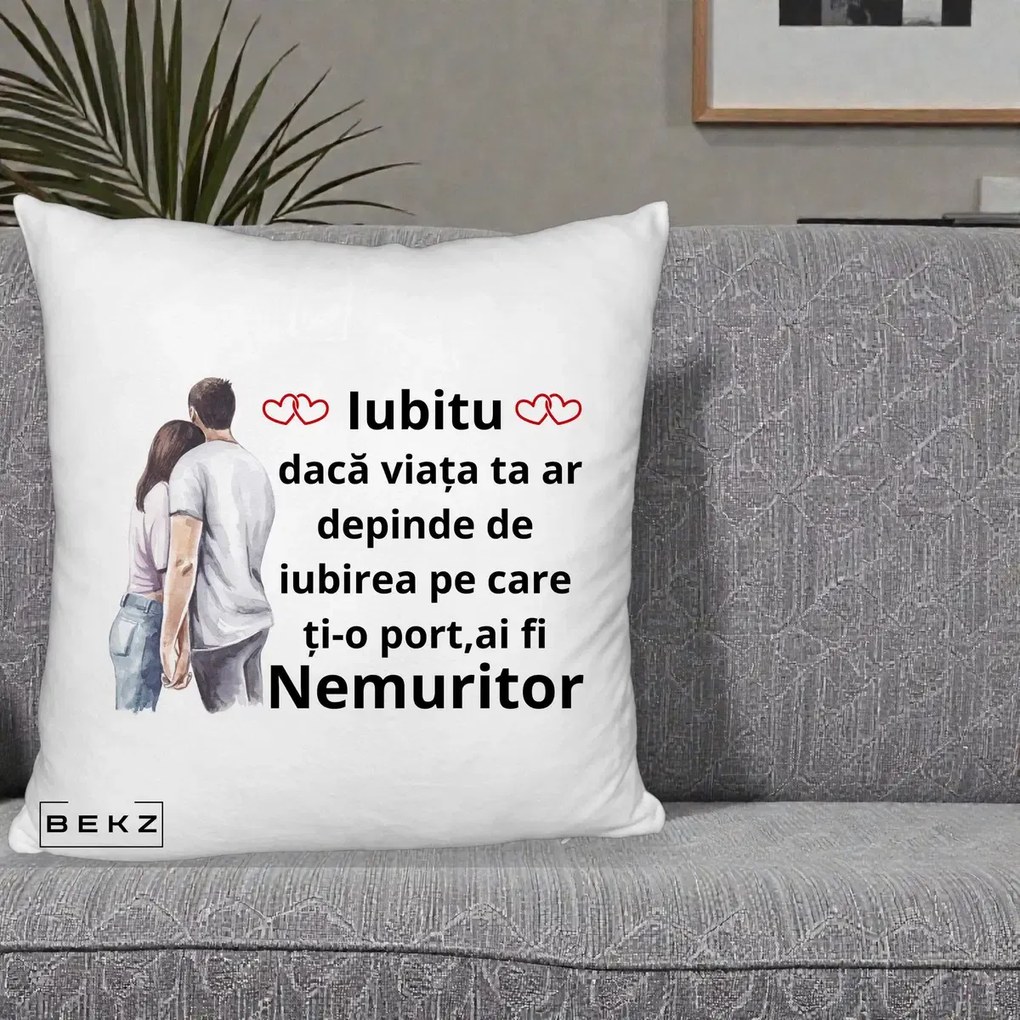Cadou pentru Iubita - Perna Personalizata Iubitu Nemuritor cu Cuplu Acuarela si Inimi Rosii, 40x40 cm, Alb Pufos, Husa Detasabila, Perna Inclusa, BEKZ®