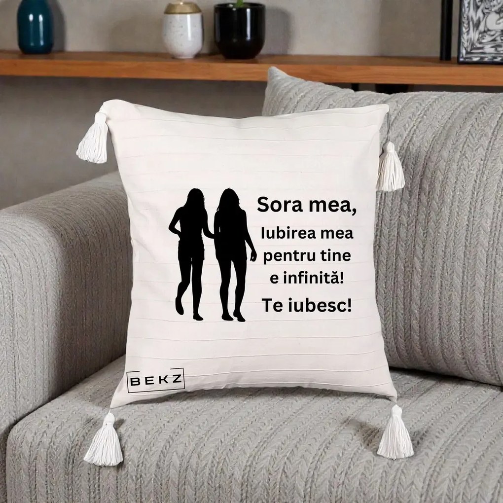 Cadou pentru Sora - Perna Personalizata Sora Mea Te Iubesc Siluete Negre Tinand Maini, 40x40 cm, Bej cu Franjuri, Husa Detasabila, Perna Inclusa, BEKZ®