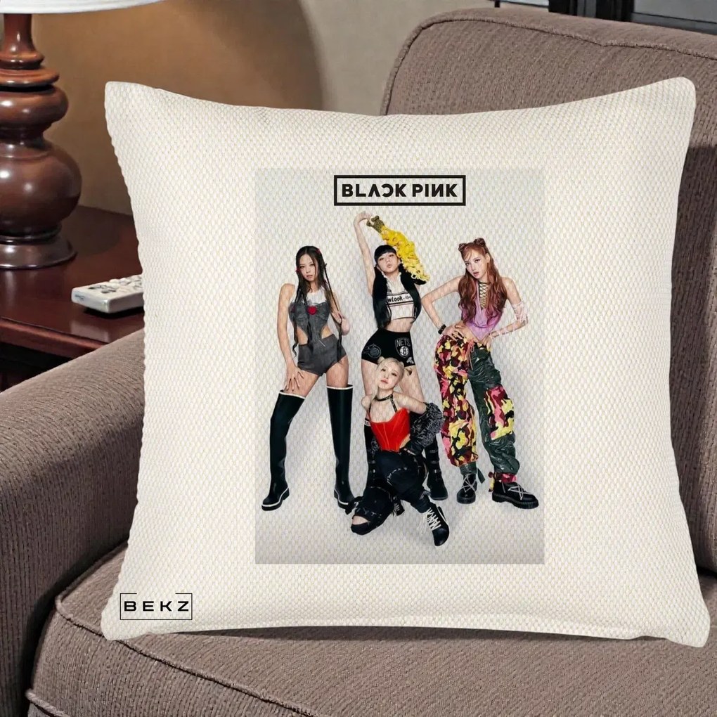 Perna Personalizata K-pop BLACKPINK Fotografie Grup Tinute Edgy, 40x40 cm, Crem Reliefat, Husa Detasabila, Perna Inclusa, BEKZ®