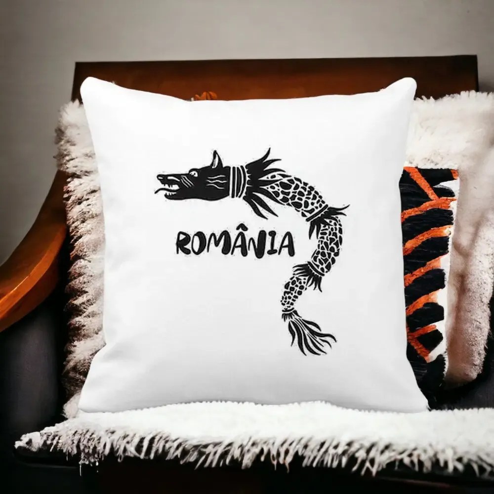 Perna Personalizata Patrata Lup Dacic Romania, 40x40 cm, Alba Mata, Husa Detasabila, Perna Inclusa, BEKZ®