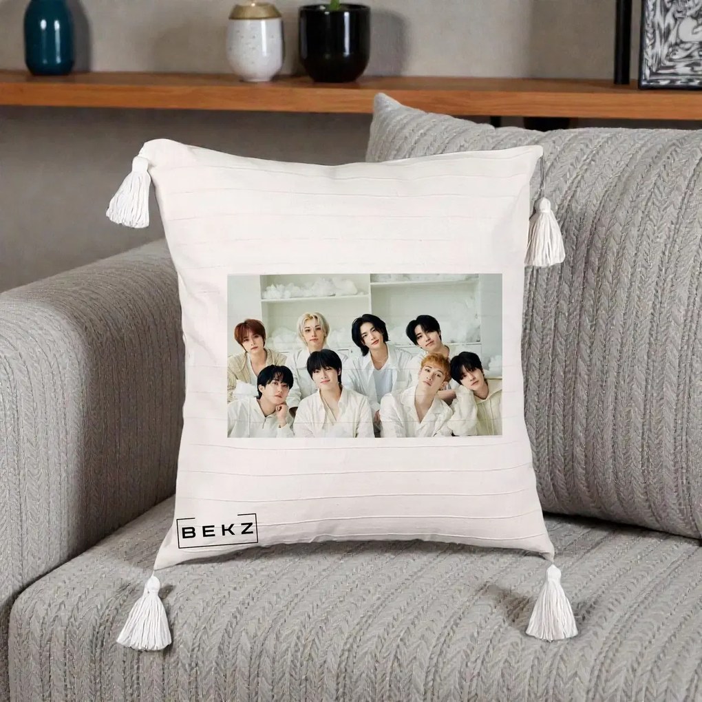 Perna Personalizata K-pop Stray Kids Foto Grup All-White Landscape, 40x40 cm, Bej cu Franjuri, Husa Detasabila, Perna Inclusa, BEKZ®