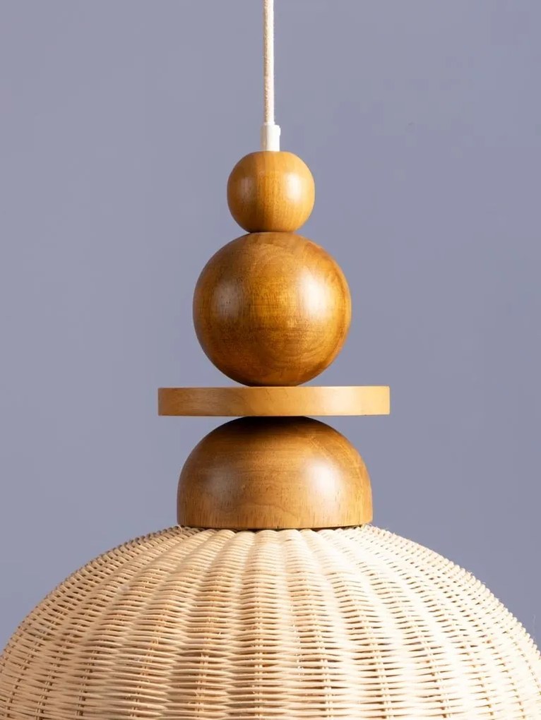Lustră din ratan împletit natur cu structură din lemn de acacia și elemente sferice decorative, 52 × 40 cm, „Rotinelle"