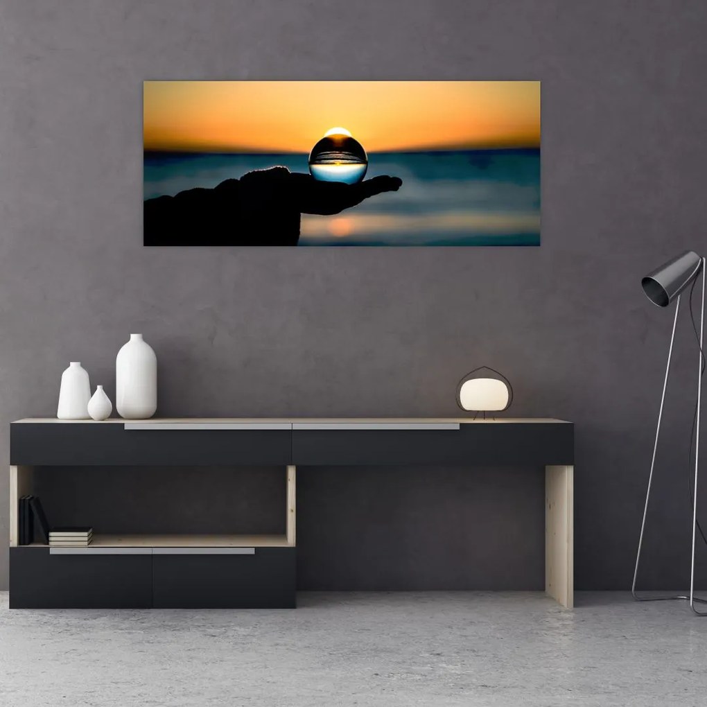 Tabloul cu bilă din sticlă în palmă (120x50 cm)