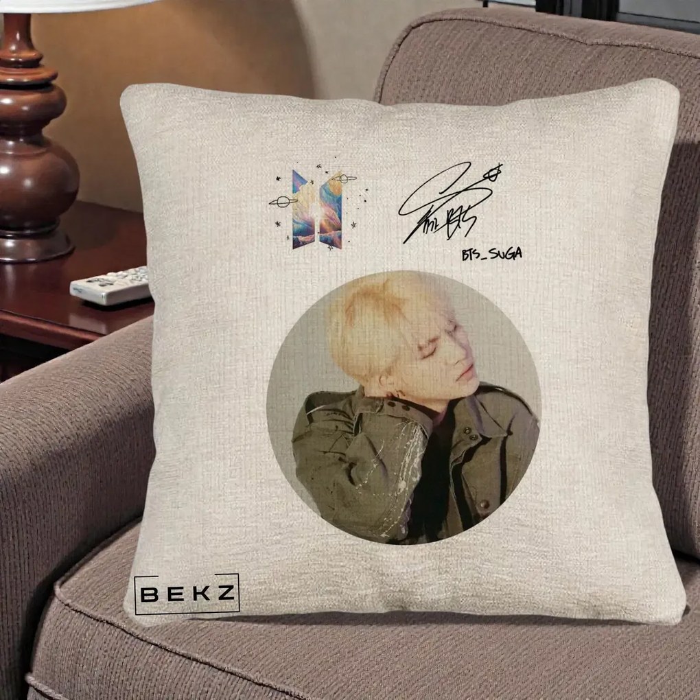 Perna Personalizata K-pop BTS Suga Portret cu Autograf, 40x40 cm, Bej Canapea, Husa Detasabila, Perna Inclusa, BEKZ®