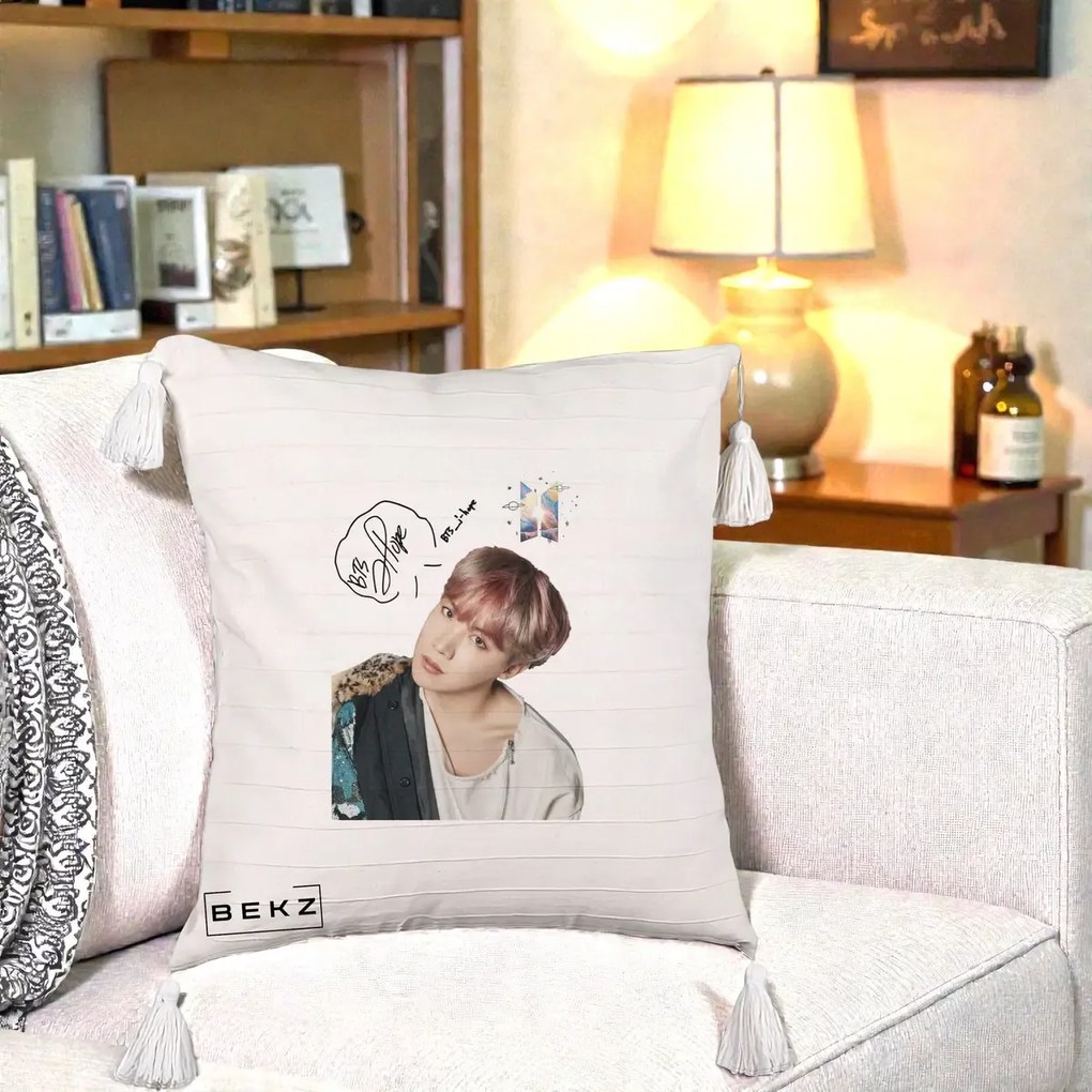 Perna Personalizata K-pop BTS J-Hope Par Roz Autograf, 40x40 cm, Bej cu Franjuri, Husa Detasabila, Perna Inclusa, BEKZ®