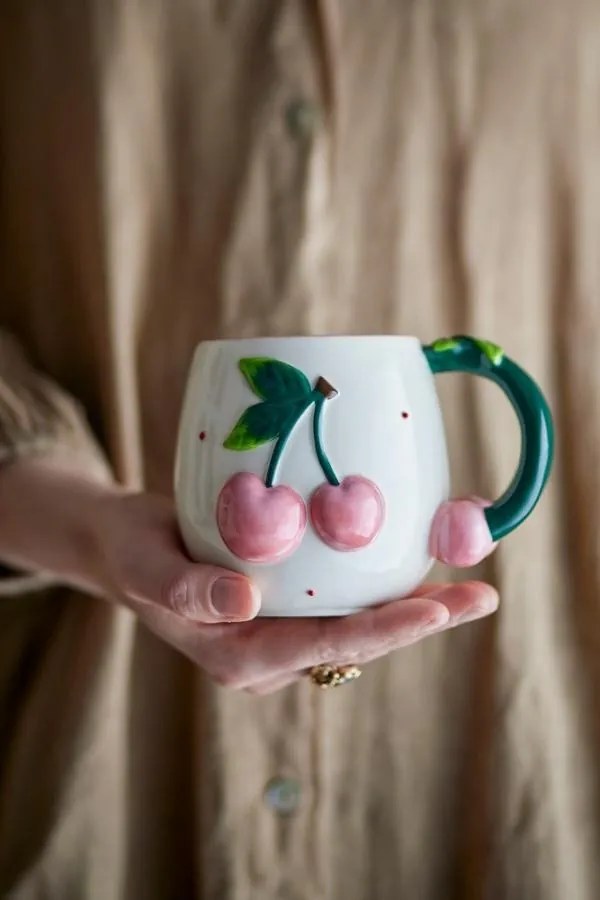 Cană din ceramică cu cireșe sculptate, D10×H9 cm, roz, „Berrie"