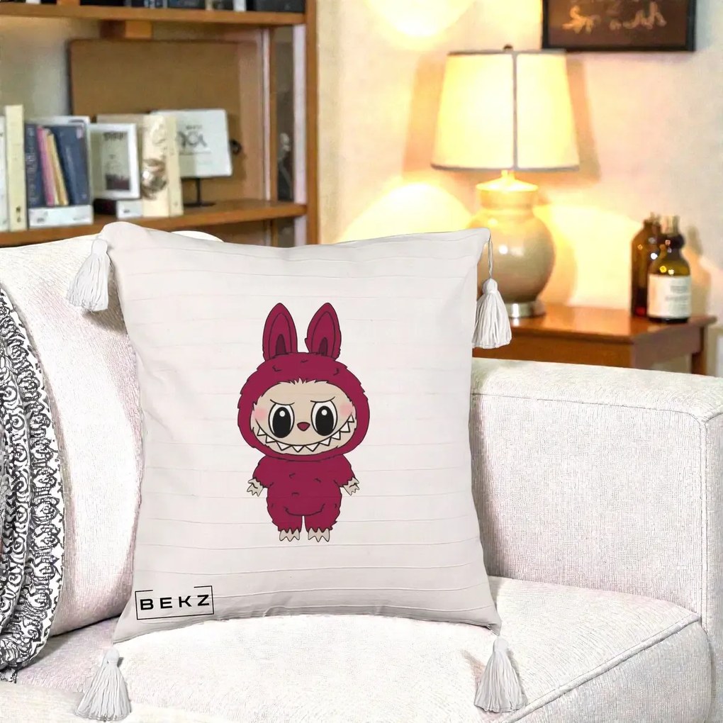 Perna Personalizata Labubu Rosu-Visiniu Solo, 40x40 cm, Bej cu Franjuri, Husa Detasabila, Perna Inclusa, BEKZ®