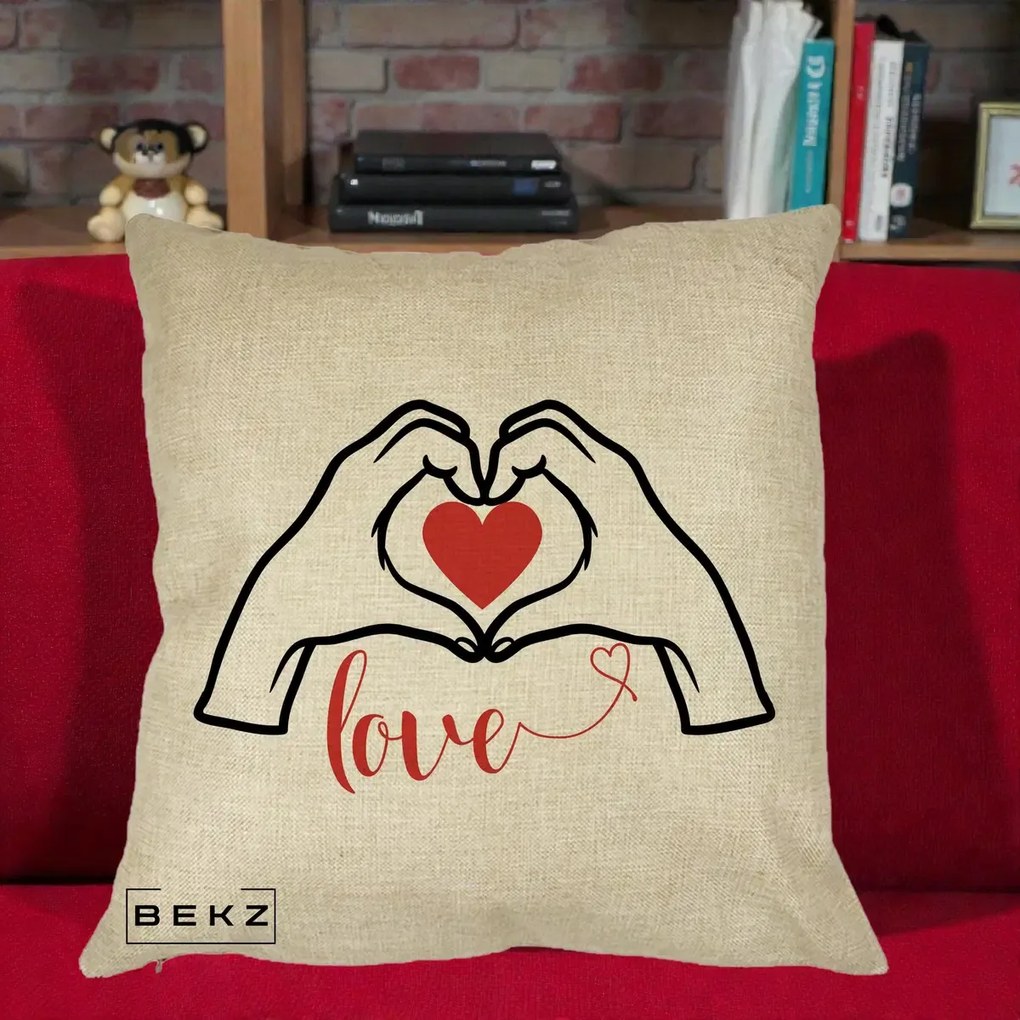 Perna Decorativa Love Maini Inima cu Inscriptie Love Rosu, 40x40 cm, Crem, Husa Detasabila, Perna Inclusa, BEKZ®