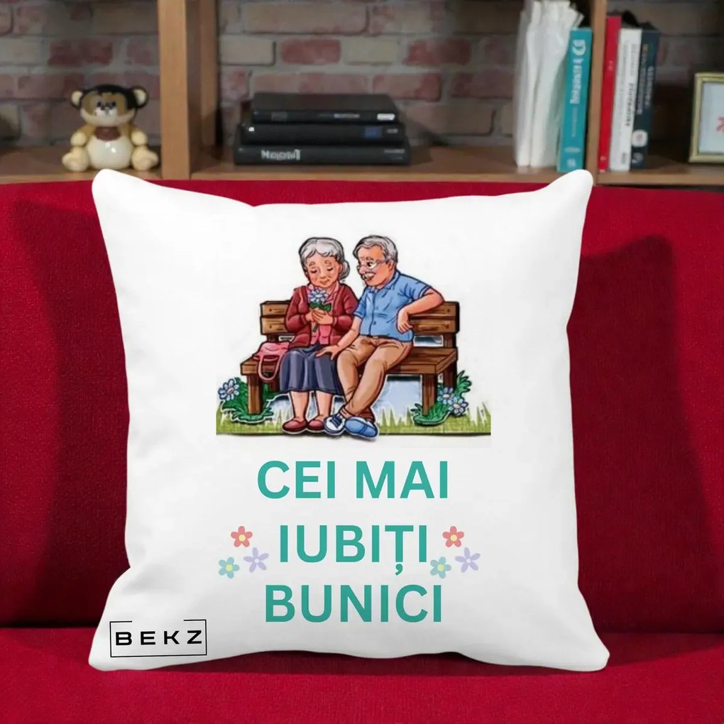 Cadou pentru Bunici - Perna Personalizata Cei Mai Iubiti Bunici Cuplu pe Banca Ilustratie, 40x40 cm, Alba Mata, Husa Detasabila, Perna Inclusa, BEKZ®