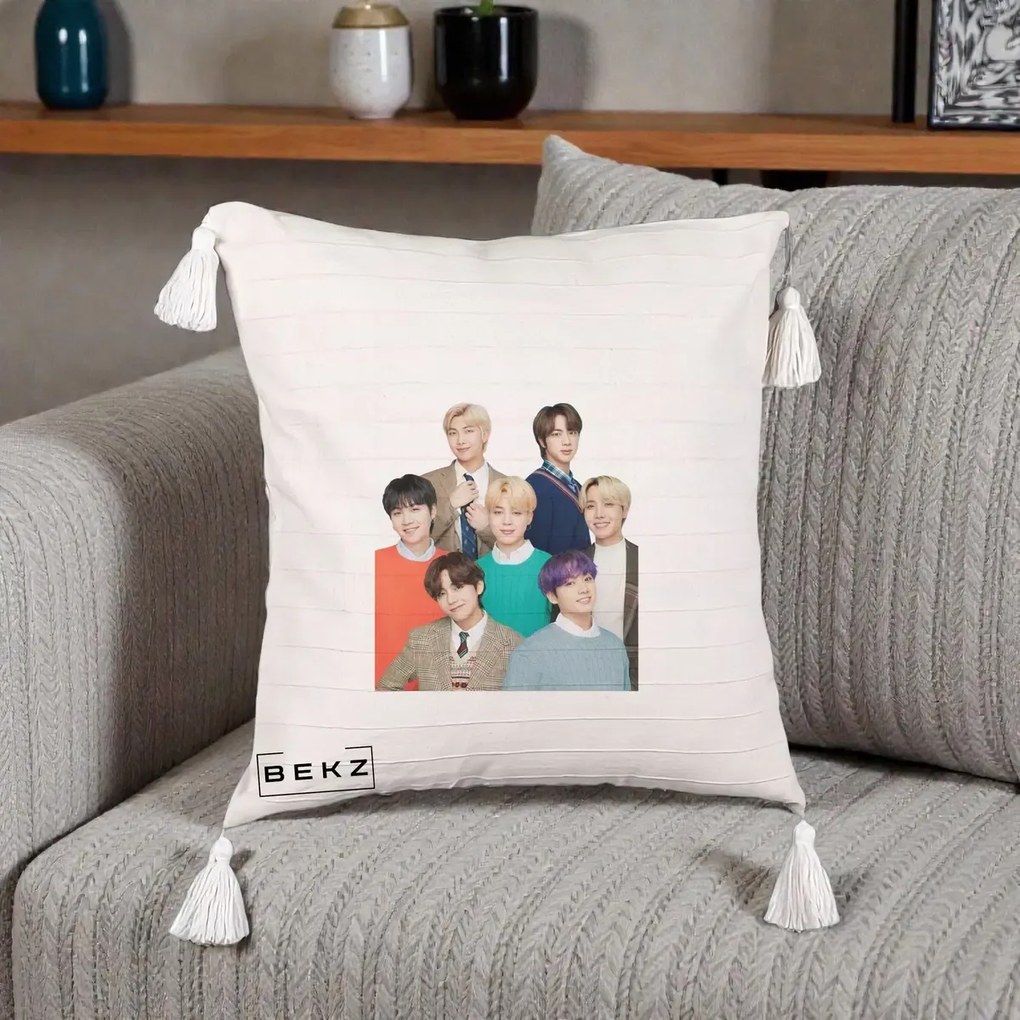 Perna Personalizata K-pop BTS Fotografie Grup Tinute Elegante, 40x40 cm, Bej cu Franjuri, Husa Detasabila, Perna Inclusa, BEKZ®