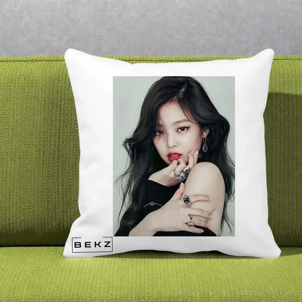 Perna Personalizata K-pop BLACKPINK Jennie Editorial Negru cu Inele, 40x40 cm, Alba Mata, Husa Detasabila, Perna Inclusa, BEKZ®