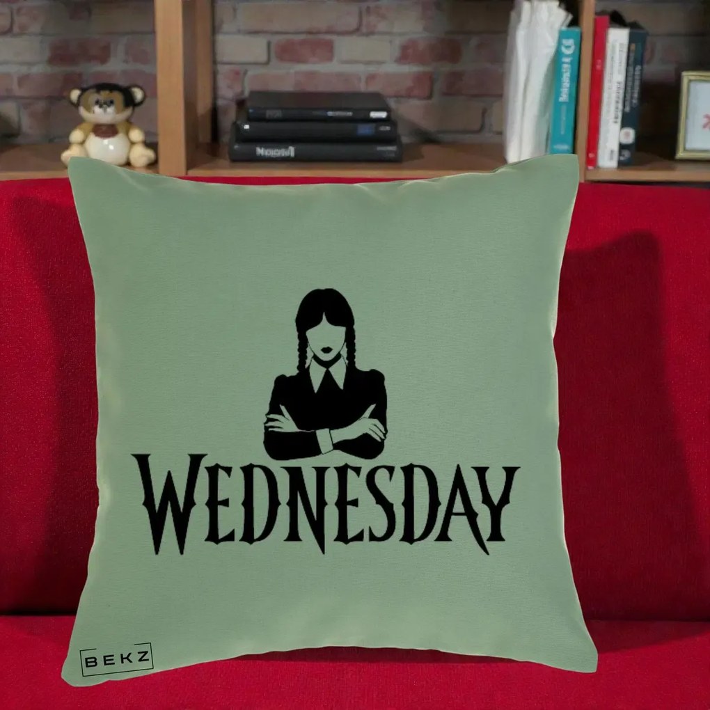 Perna Personalizata Wednesday Addams cu Brate Incrucisate, 40x40 cm, Verde, Husa Detasabila, Perna Inclusa, BEKZ®