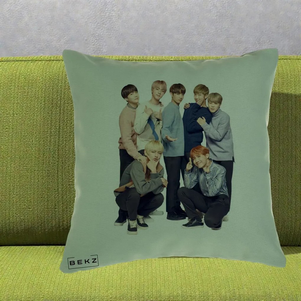 Perna Personalizata K-pop BTS Foto Grup In Picioare Tricoturi, 40x40 cm, Verde, Husa Detasabila, Perna Inclusa, BEKZ®