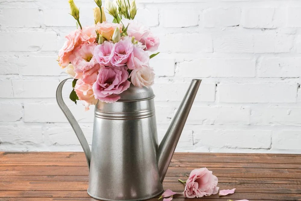 Tablou buchet de flori în stropitoare
