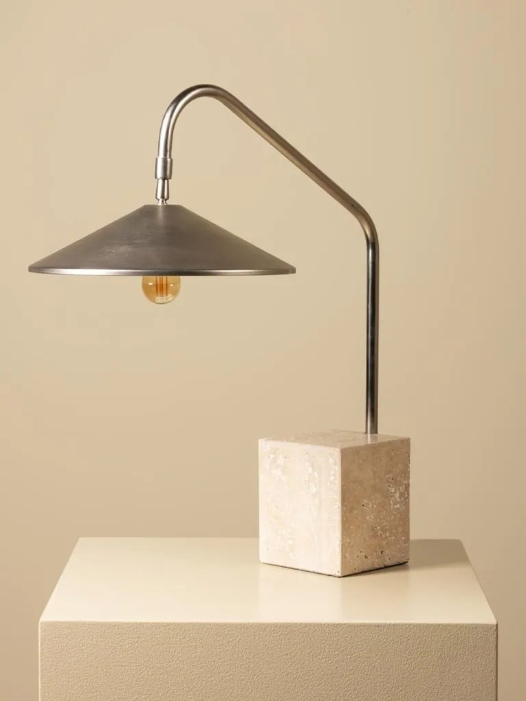 Lampă de masă din alamă antichizată cu bază pătrată din travertin, bej, finisaj natural, 57 × 46 × 15 cm, „Kromis"