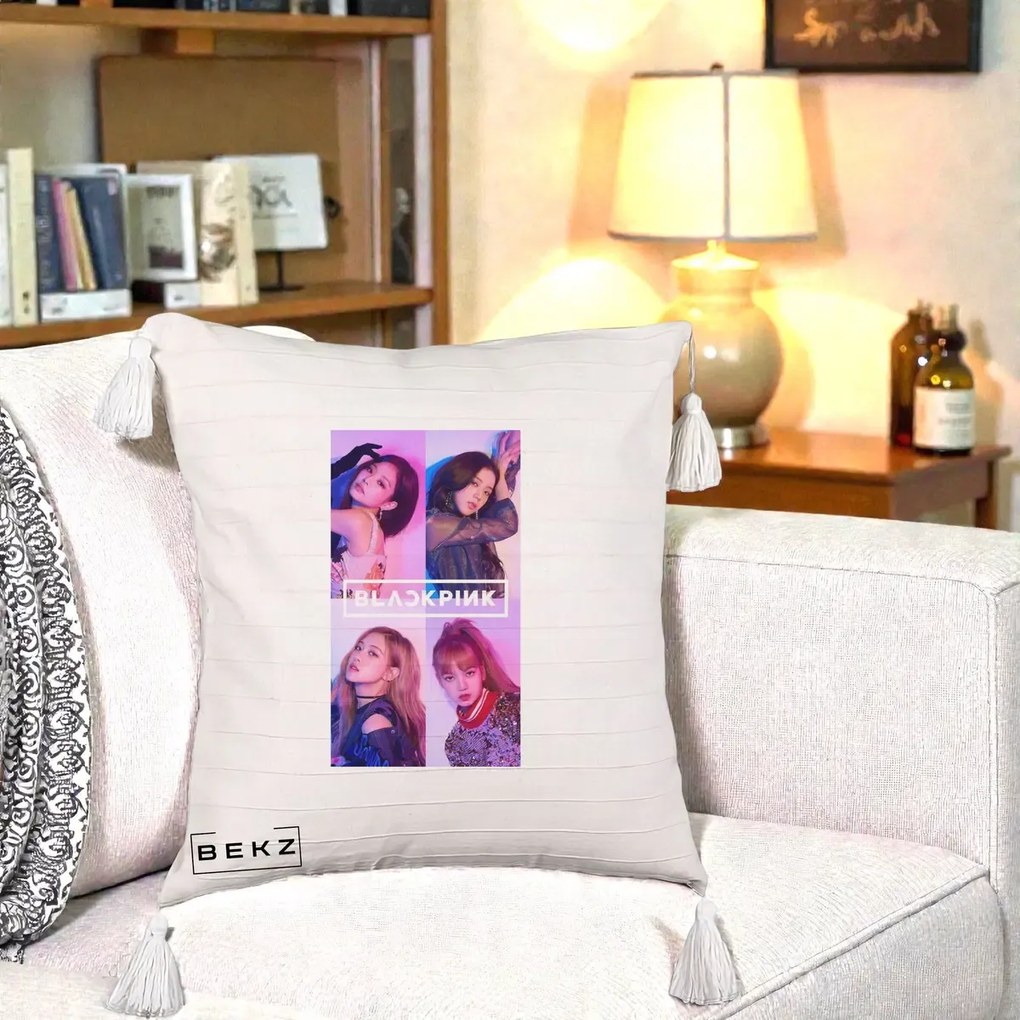 Perna Personalizata K-pop BLACKPINK Poster Colaj 4 Membre Violet Roz, 40x40 cm, Bej cu Franjuri, Husa Detasabila, Perna Inclusa, BEKZ®