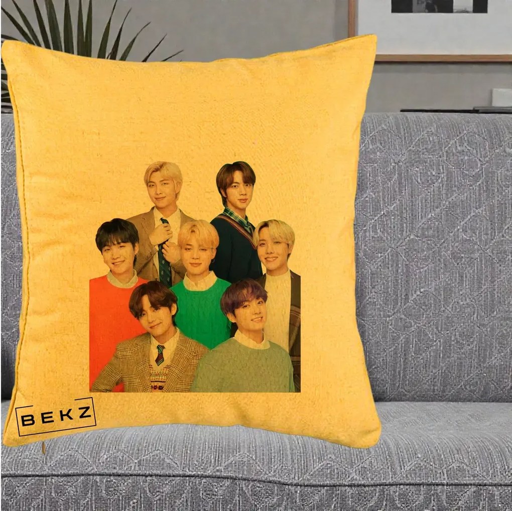 Perna Personalizata K-pop BTS Fotografie Grup Tinute Elegante, 40x40 cm, Galben, Husa Detasabila, Perna Inclusa, BEKZ®