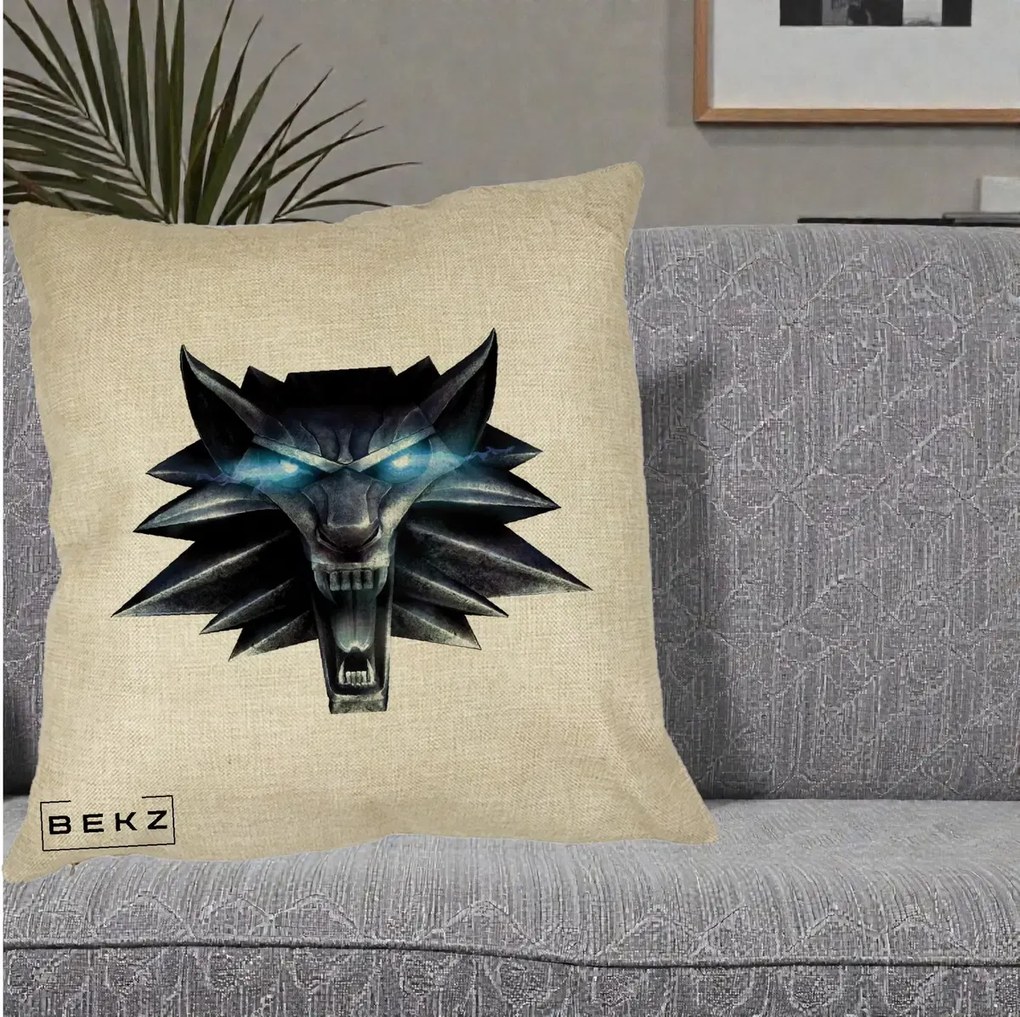 Perna Decorativa The Witcher Wolf Head, 40x40 cm, Crem, Husa Detasabila, Perna Inclusa, BEKZ®