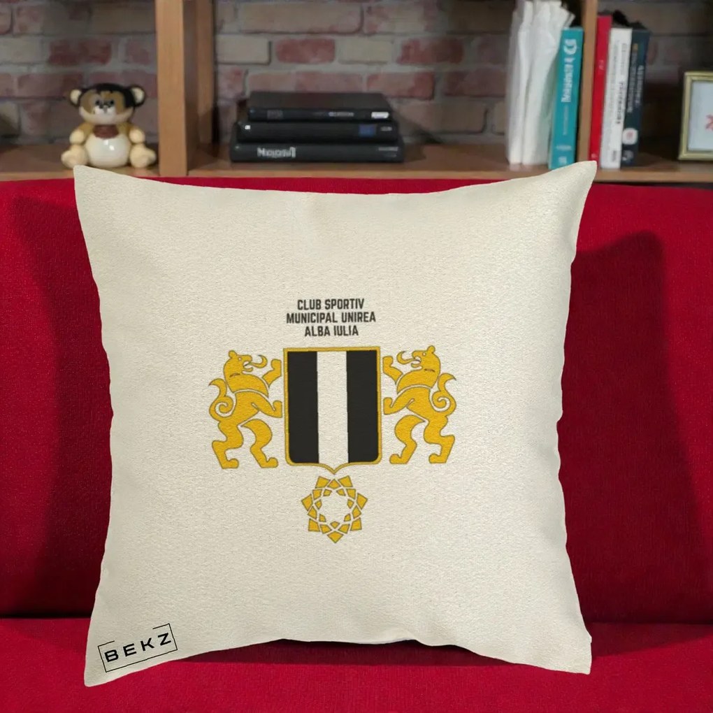 Perna Personalizata CSM Unirea Alba Iulia Fotbal, 40x40 cm, Ecru, Husa Detasabila, Perna Inclusa, BEKZ®