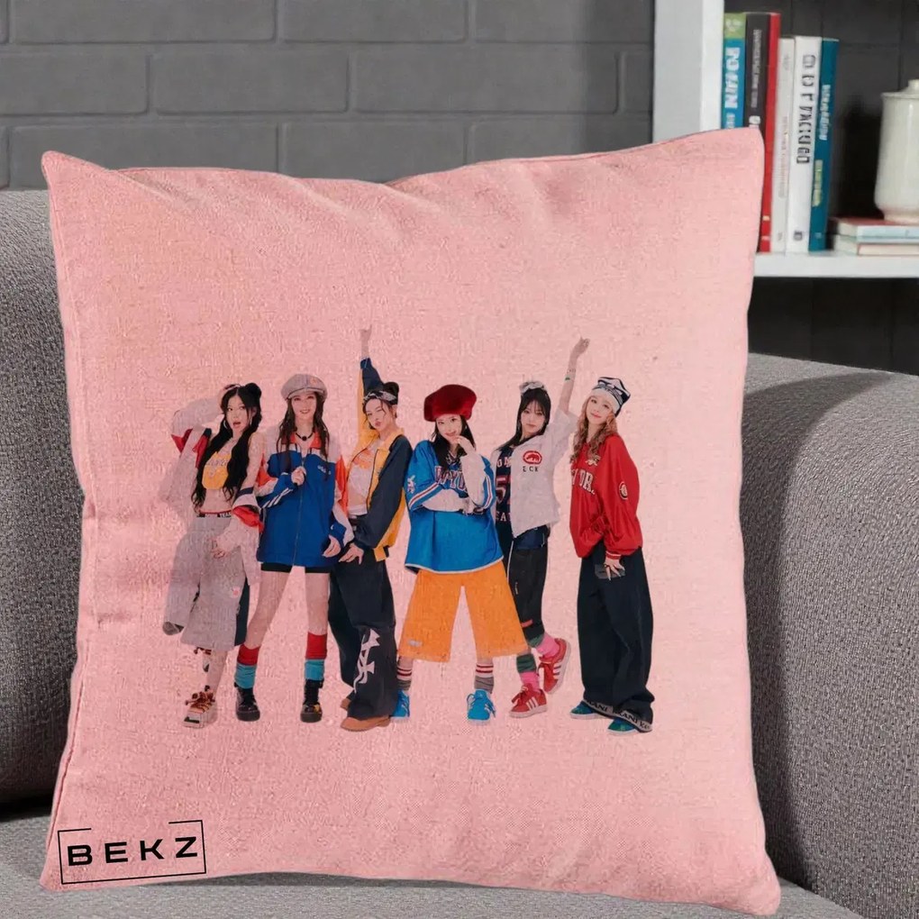 Perna Personalizata Grup K-pop Fete in Picioare Foto, 40x40 cm, Roz, Husa Detasabila, Perna Inclusa, BEKZ®